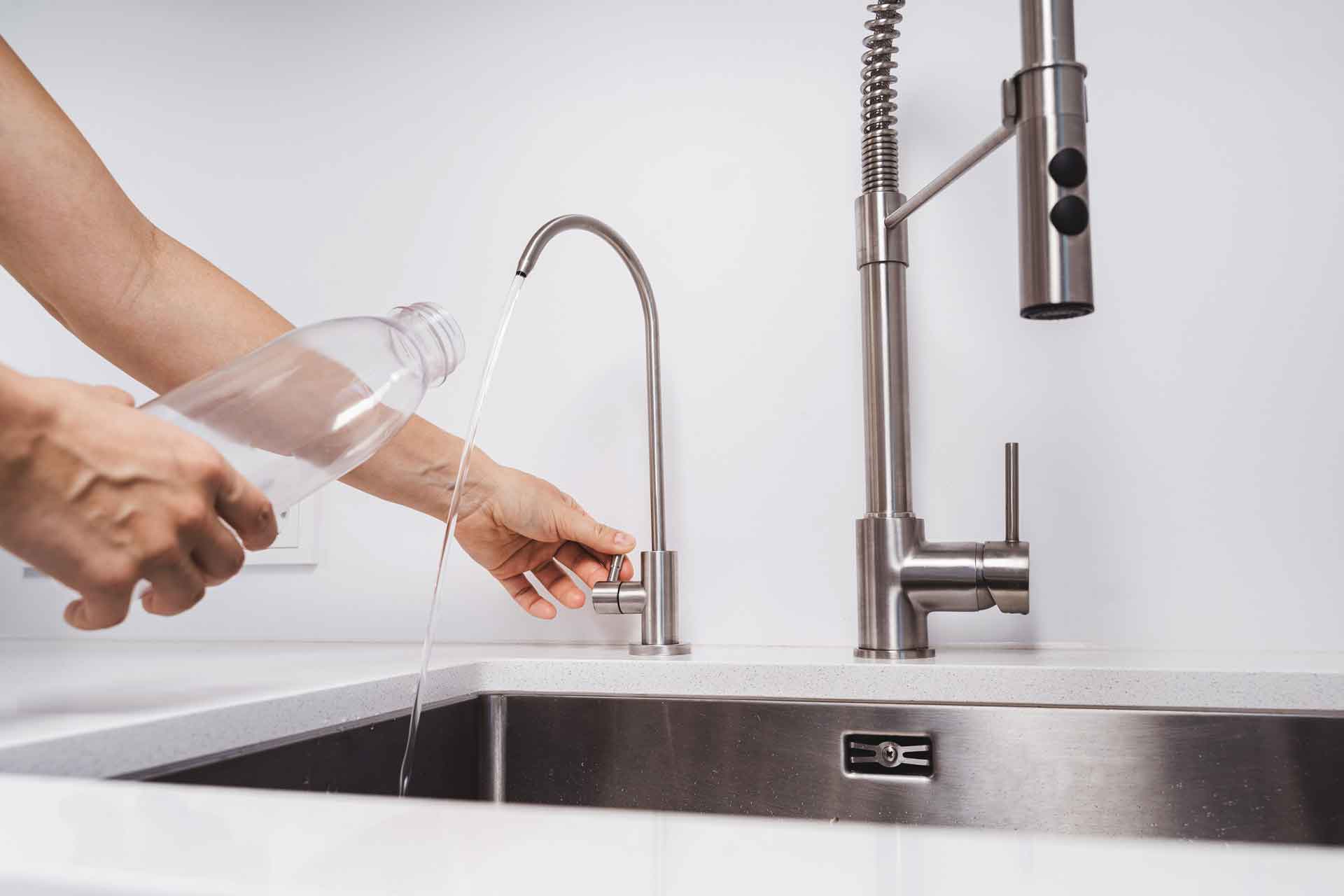 La verità sul depuratore acqua gratuito: quando “paghi solo l’assistenza” non è vero